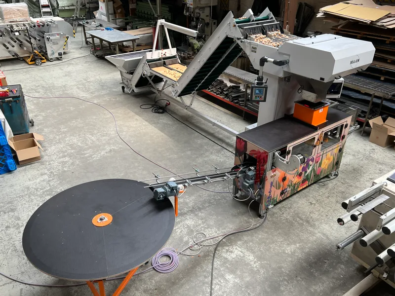 Draaitafel gekoppeld aan een verwerkingsmachine in de werkplaats