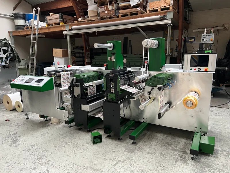 Machine voor etiketrollen in een werkplaats