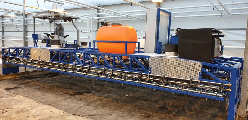 Blauw frame met oranje doseertank en transportband