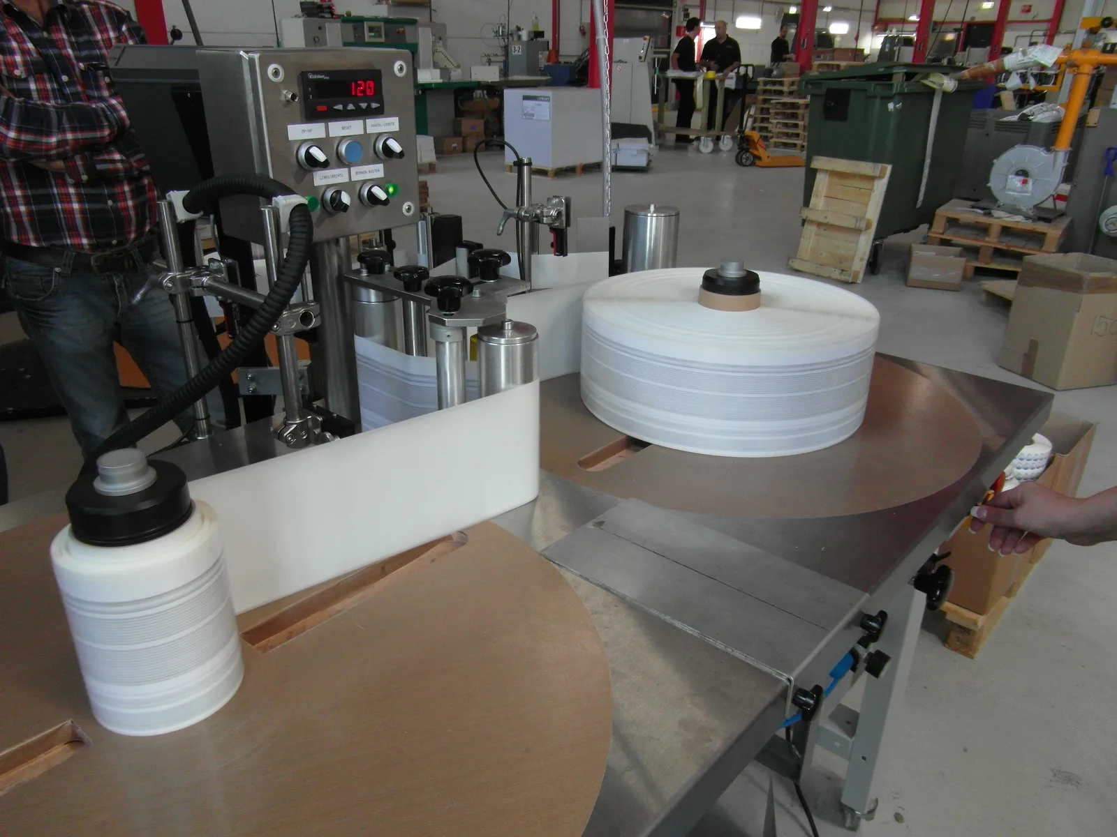 Wikkeltafel in gebruik met rollen etiketmateriaal